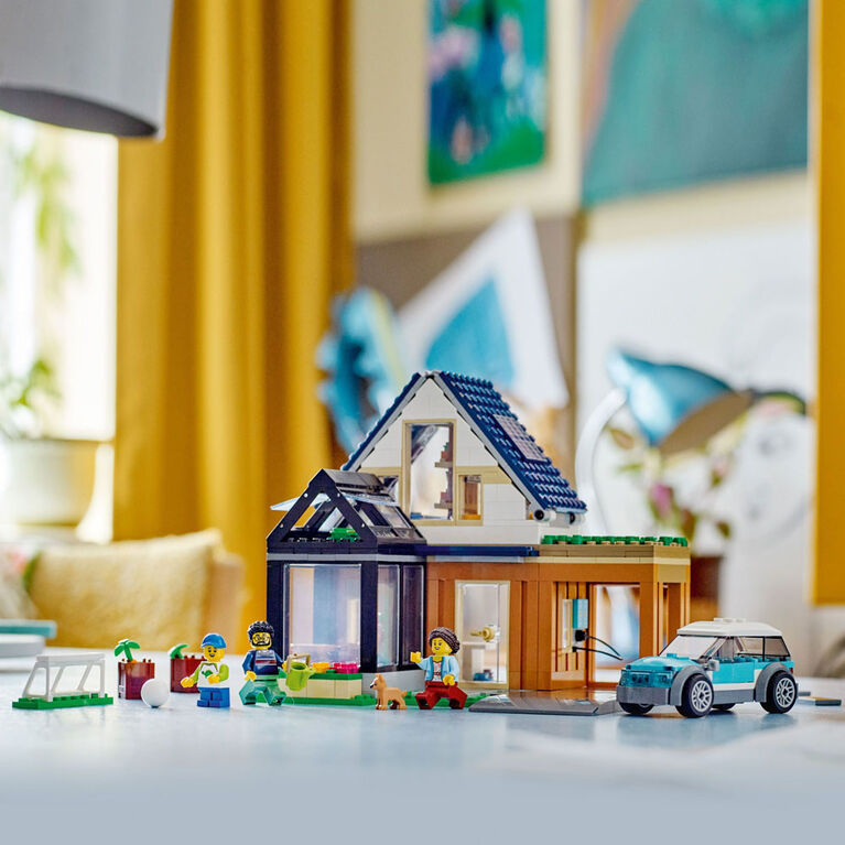 LEGO 60398 City La Maison Familiale et la Voiture Électrique, Maquette de  Poupée Modulaire avec Jouet de Voiture et Minifigurines, Jeu pour Garçons  et