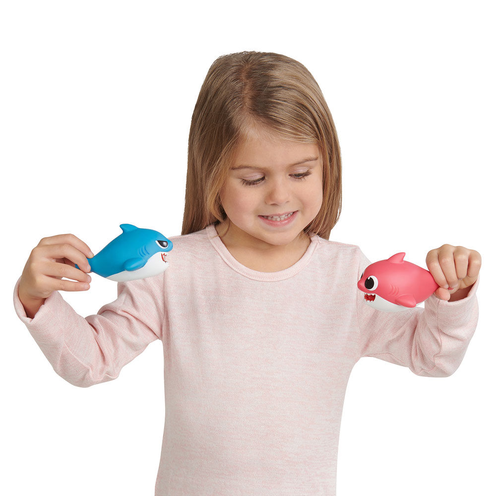 Wowwee pinkfong baby shark bath deals squirt toy