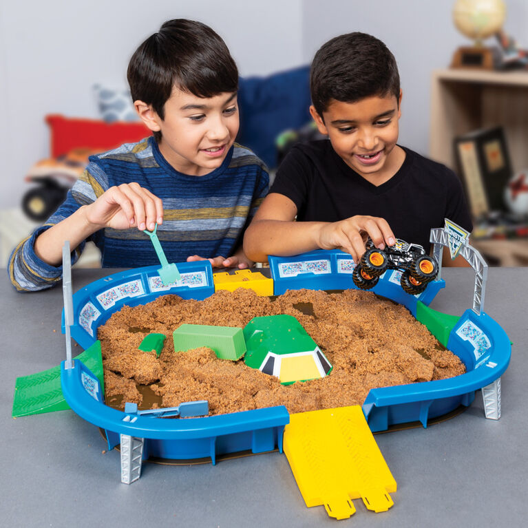 Monster Jam, Coffret Monster Dirt Arena de 60 cm avec 907 g de Monster Dirt et monster truck Monster Jam exclusif en métal moulé à l'échelle 1:64 - Édition anglaise