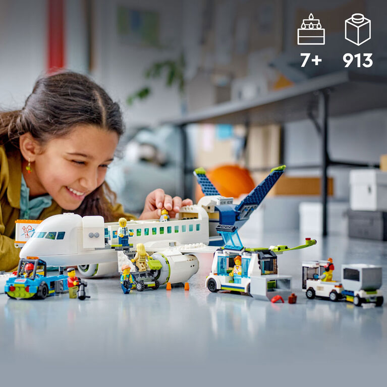 LEGO City L'avion de ligne 60367 Ensemble de jeu de construction (930  pièces)