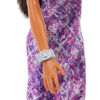 Poupée Barbie, brunette, vêtue d'une robe violette étincelante, de chaussures argentées et d'un bracelet argenté