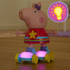 Peppa Pig Roller Disco Peppa, jouet sur patins à roulettes, rétrofriction (version anglaise)