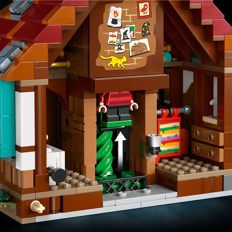 LEGO Harry Potter The Burrow - Collectors' Edition, Weasley House Building Set - 10 Minifigures - 76437