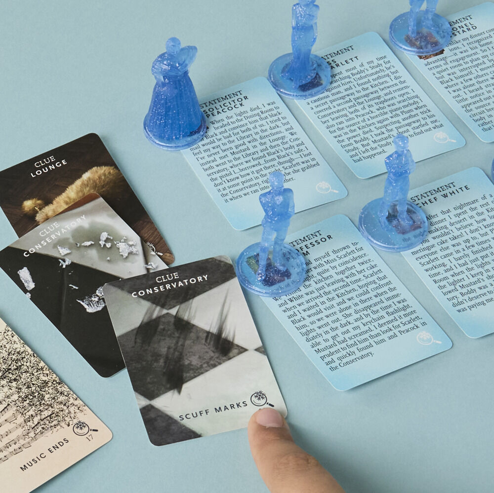 Clue Advent Calendar: Secrets Under Snowfall - English Edition