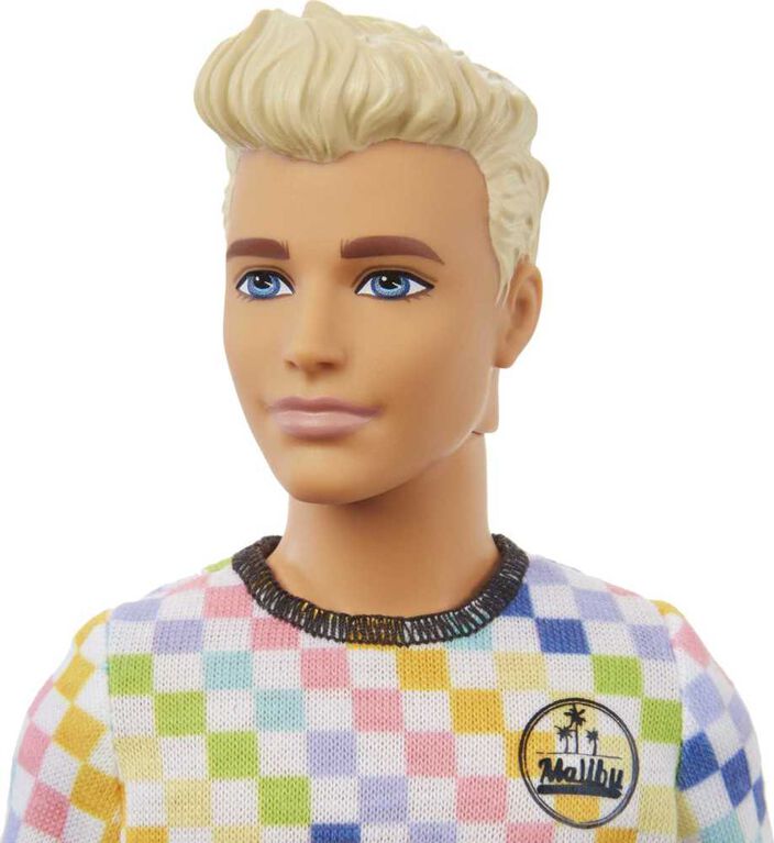 Poupée Barbie Ken porte un t-shirt à carreaux de style surfeur et un short en jean gris délavé