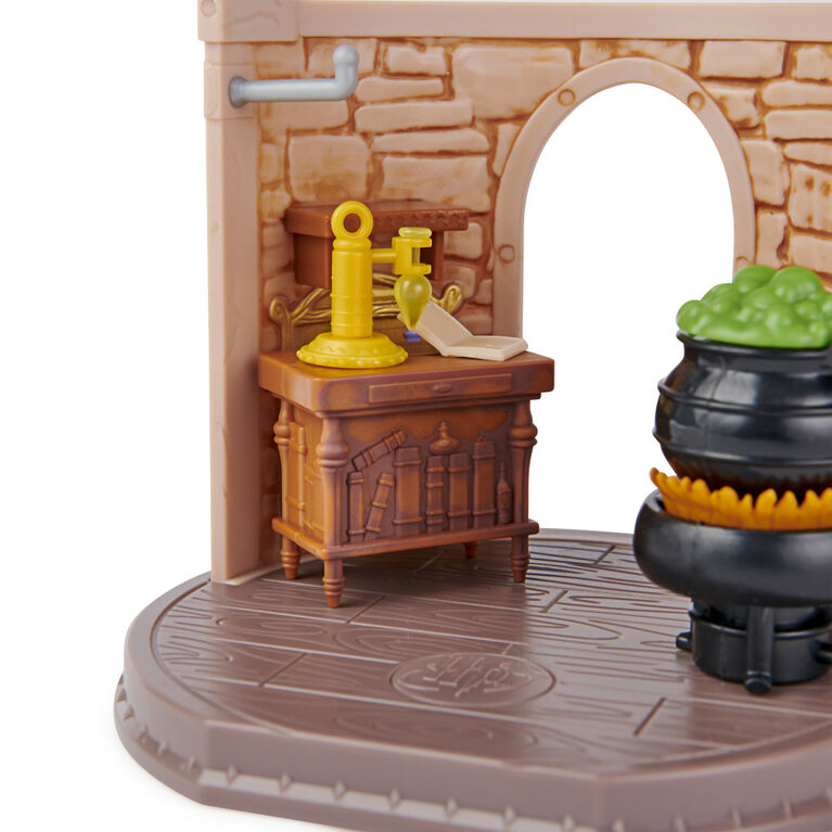 Wizarding World, Magical Minis, Potions Classroom avec figurine Harry Potter exclusive et accessoires