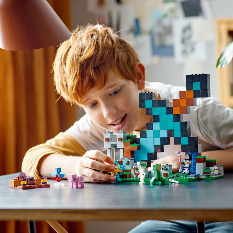 LEGO Minecraft L'avant-poste de l'épée 21244; Jeu de construction (427 pièces)
