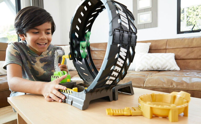 Hot Wheels Monster Trucks Epic Loop Challenge Play Set with Truck and Car