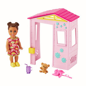 Barbie Skipper Babysitters Inc. Petite poup&eacute;e pour tout-petit et maisonnette rose avec moulinet, ours en peluche et tasse