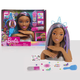 Tête de Coiffure Tie-Dye De Luxe de Barbie à 22 Eléments, Cheveux Bruns, Inclut 2 Couleurs de Colorant Non Toxiques