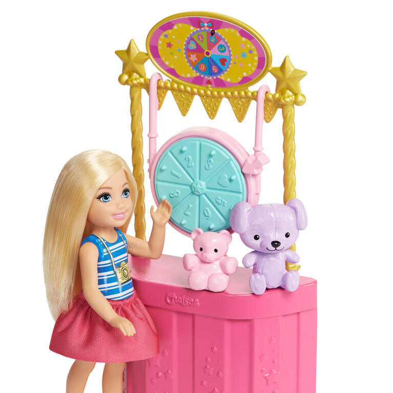 Coffret Barbie Club Chelsea spécial fête foraine avec poupée de 15 cm, tenue et accessoires, grande roue, auto-tamponneuses, chiot et plus encore