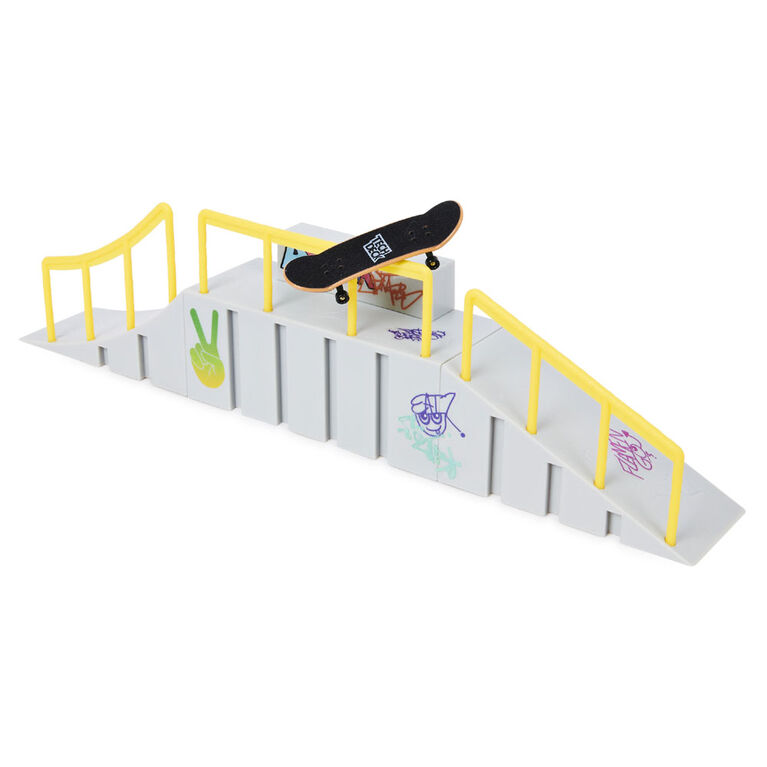 Tech Deck, Build-A-Park World Tour, Flamengo Park (Brazil), Ramp Set with Signature Fingerboard - English Edition