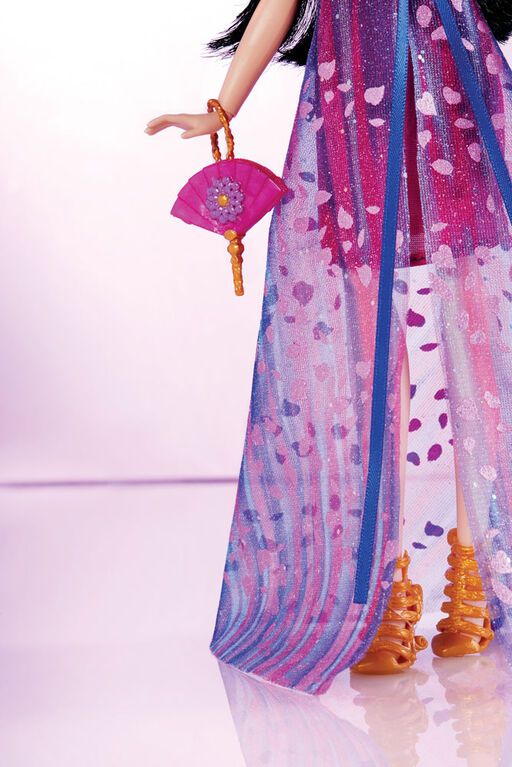 Disney Princess, série Style, poupée Mulan au style moderne avec sac à main et chaussures