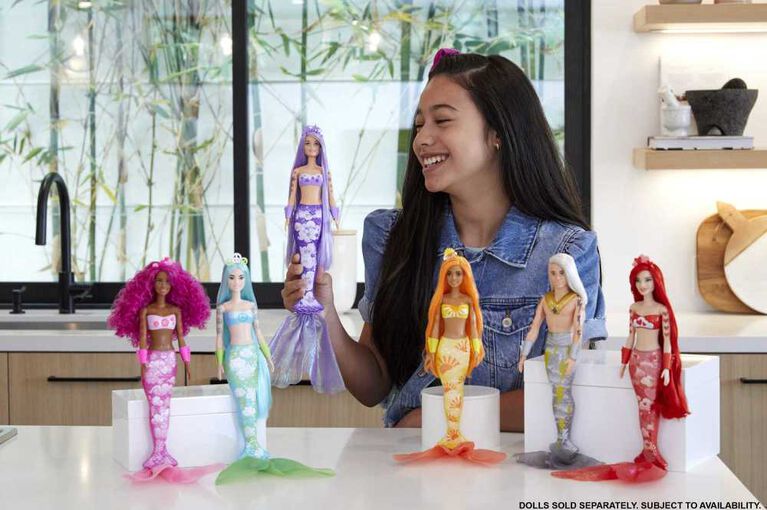 Barbie - Color Reveal - Poupée Sirène, 7 surprises, Sirènes arcs-en-ciel - les motifs peuvent varier