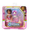 Poupée Chelsea Déguisée, 15 cm, Brune, en Costume d'Anniversaire avec Animal et Accessoires