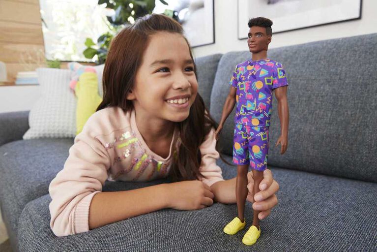 Poup&eacute;e Barbie Ken porte un haut et un short violets assortis