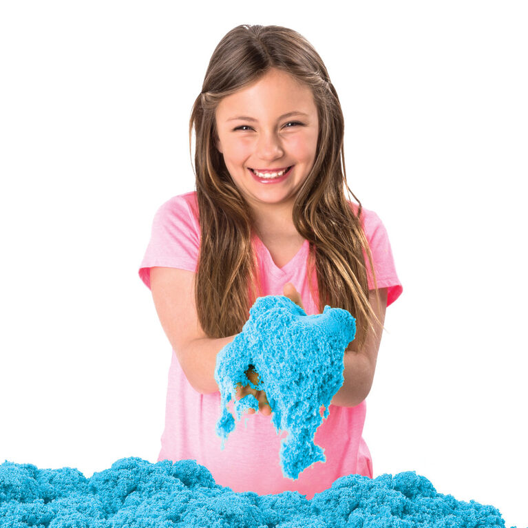 Kinetic Sand, coffret Bac à sable avec 454 g (1 lb) de sable Kinetic Sand bleu et 3 moules