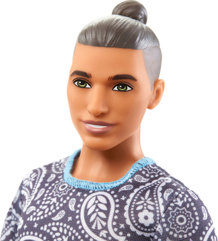Barbie Fashionistas Poupée Ken, cheveux bruns, tenue Paisley