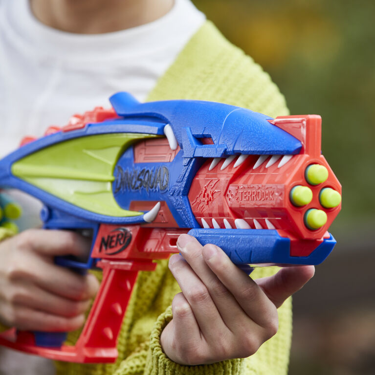 Nerf DinoSquad Terrodak, tire 4 fléchettes, rangement pour fléchettes, 12 fléchettes Nerf Elite, blaster Nerf en forme de dinosaure, jeu d'extérieur pour enfants