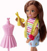 Barbie - Coffret de jeu Chelsea avec poupée Chelsea Dessinatrice de mode brunette et accessoires