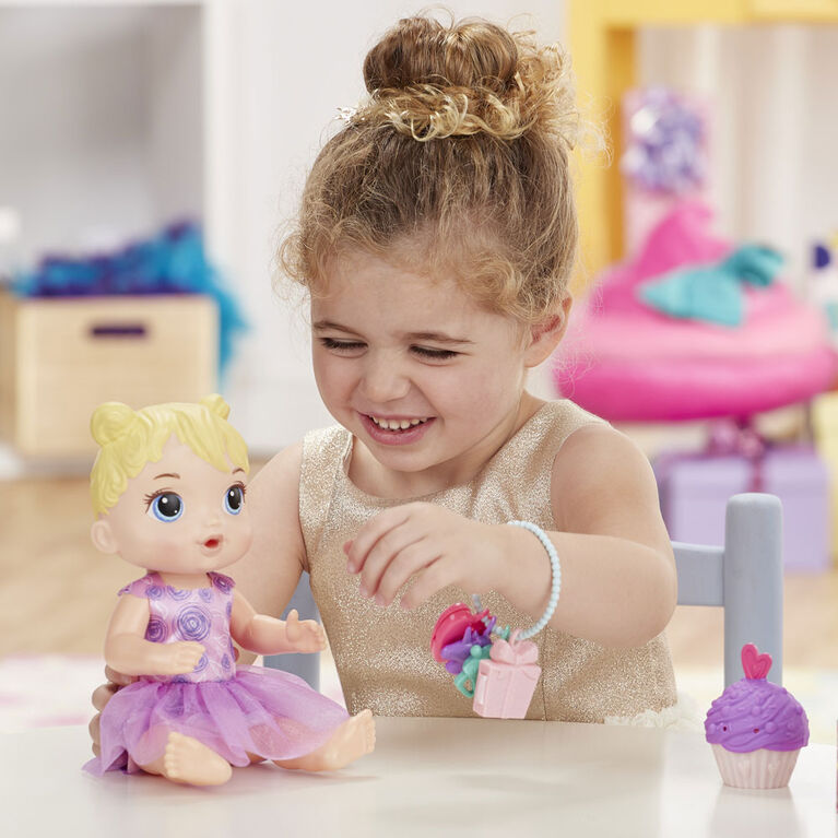 Baby Alive adore les cadeaux Cheveux blonds avec petit gâteau d'anniversaire et surprises - Notre exclusivité