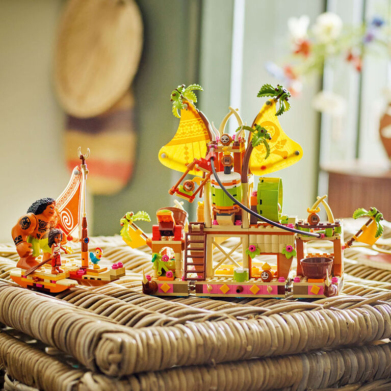 LEGO Disney Moana 2 La barge des Kakamoras, Ensemble de Jouet de Construction, Bateau avec Coffre au Trésor 43258
