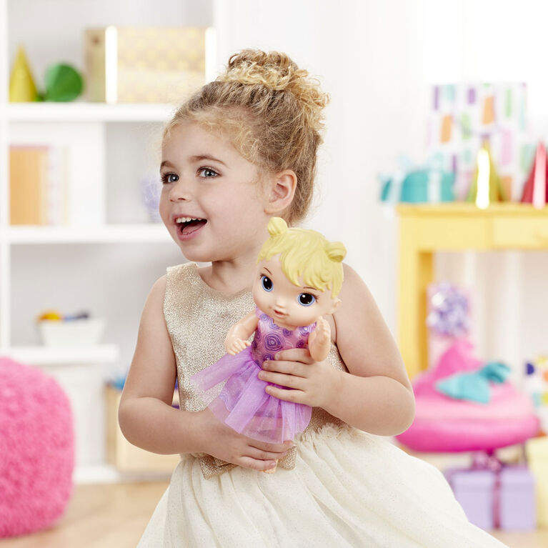 Baby Alive adore les cadeaux Cheveux blonds avec petit gâteau d'anniversaire et surprises - Notre exclusivité