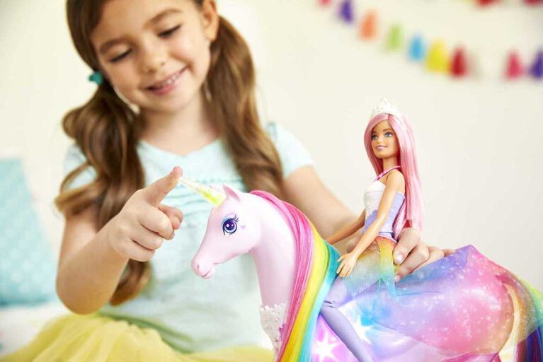 Promo Barbie Et Sa Licorne Lumière Magique chez E.Leclerc