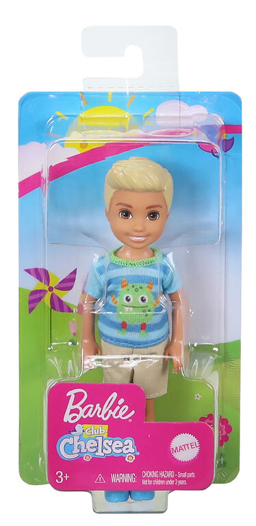 Poupée garçon Barbie Club Chelsea, vêtue d'un haut à graphique monstre et d'un short