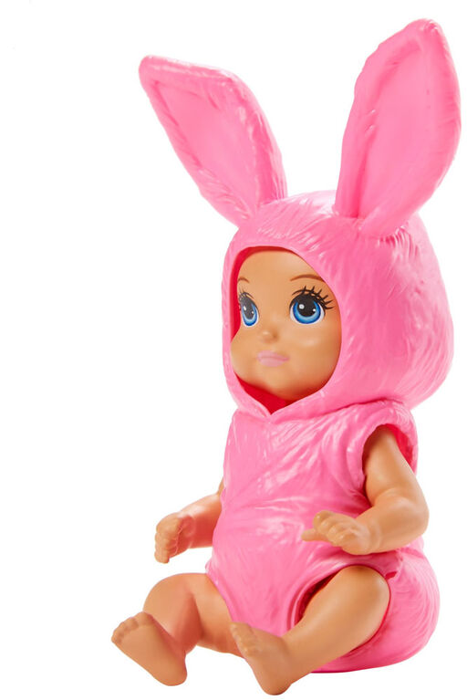 Poupée bébé ​Skipper Babysitters Inc. Barbie avec costume-barboteuse de  lapin rose et couche amovibles