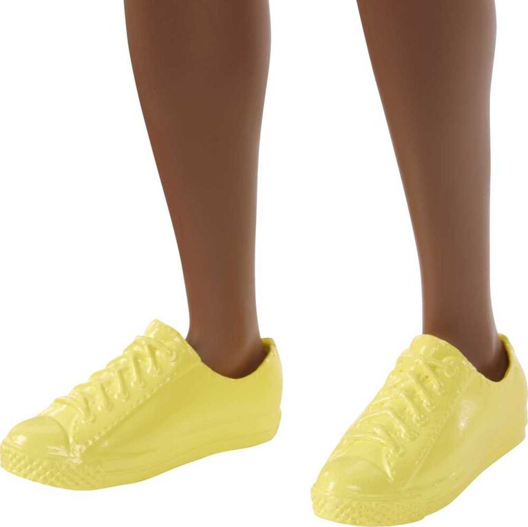 Poup&eacute;e Barbie Ken porte un haut et un short violets assortis