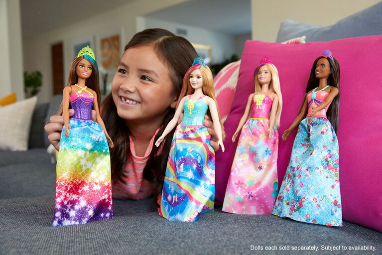 Poupée Barbie Princesse Barbie Dreamtopia, 31 cm (12 po), Brunette Avec Mèche Bleue
