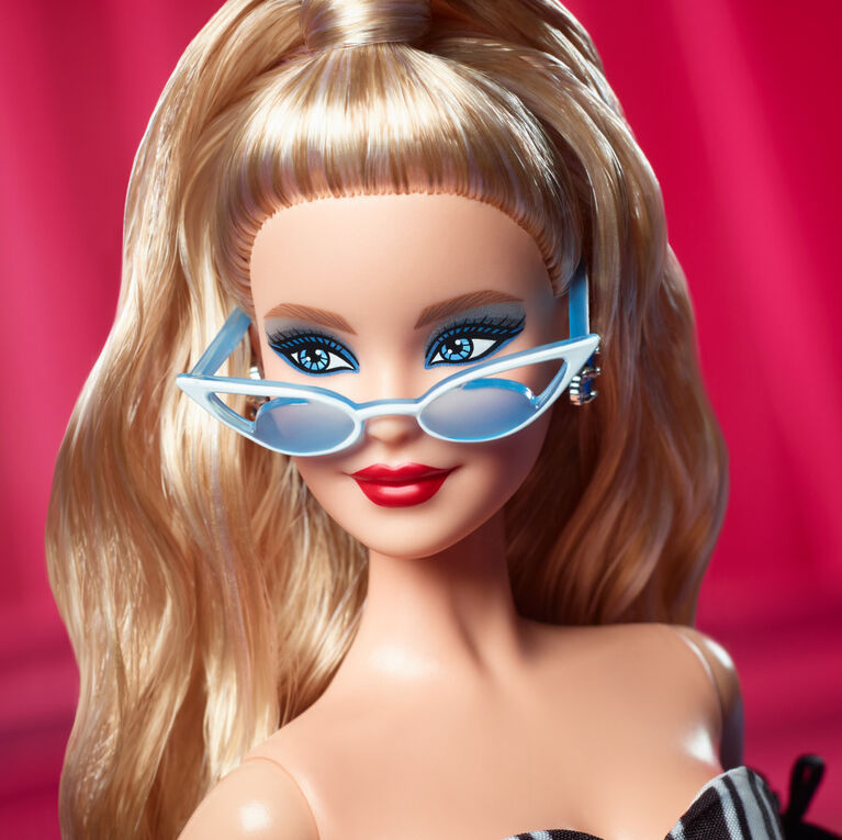 Poupée Barbie Signature, 65e anniversaire, de collection avec cheveux blonds, robe noire et blanche