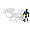 How To Train Your Dragon, Furie Nocturne blanche et Harold, dragon avec figurine Viking en armure.