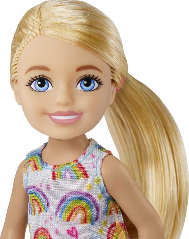 Barbie - Poupée Chelsea, blonde, robe arc-en-ciel, 3 ans et plus