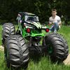 Monster Jam, Monster truck tout-terrain radiocommandée Mega Grave Digger officiel, échelle 1:6.