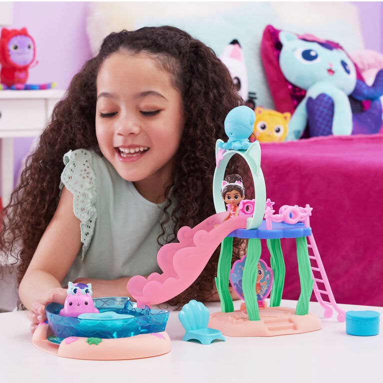 Gabby's Dollhouse, Purr-ific Pool Playset with Gabby and MerCat Figures, Color-Changing Mermaid Tails and Pool Accessories