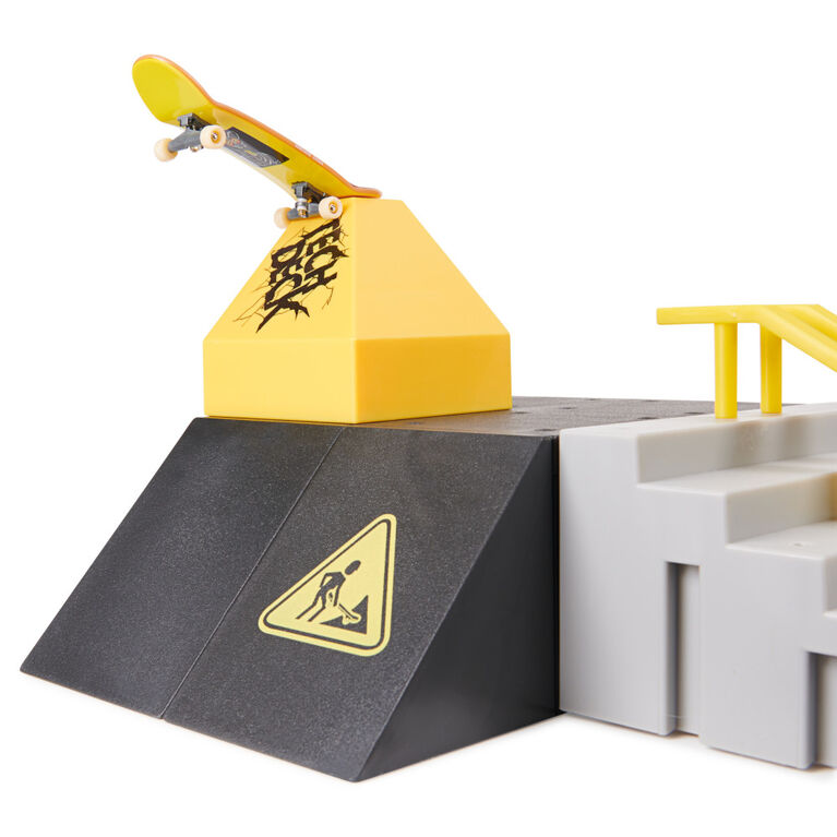 Tech Deck, Pyramid Shredder, X-Connect Park Creator, Customizable and Buildable Ramp Set with Exclusive Fingerboard