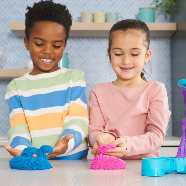 Kinetic Sand, Soft Serve Station with 14oz of Play Sand (Blue, Pink and White), 2 Ice Cream Cones and 2 Tools, Sensory Toys