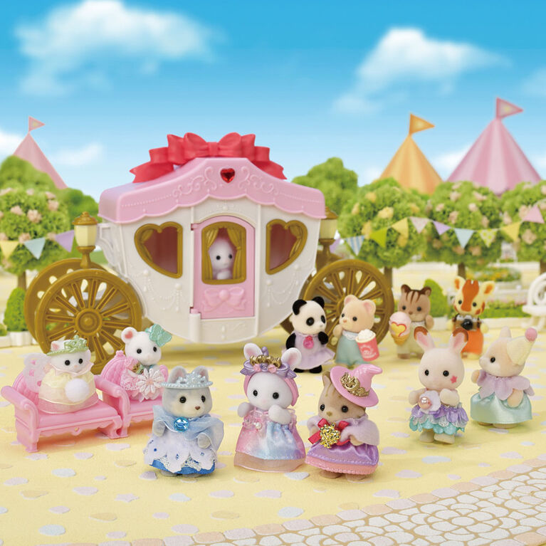 Calico Critters Royal Princess Set, maison de poupée Playset avec 5 figurines à collectionner et accessoires