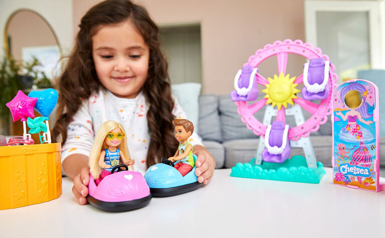 Coffret Barbie Club Chelsea spécial fête foraine avec poupée de 15 cm, tenue et accessoires, grande roue, auto-tamponneuses, chiot et plus encore