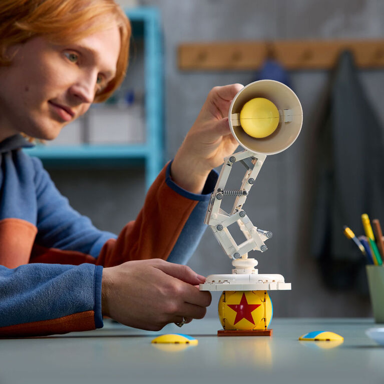 LEGO Ideas | Disney Pixar Luxo Jr., Modèle à Construire et à Exposer, Souvenirs de Films à Collectionner 21357