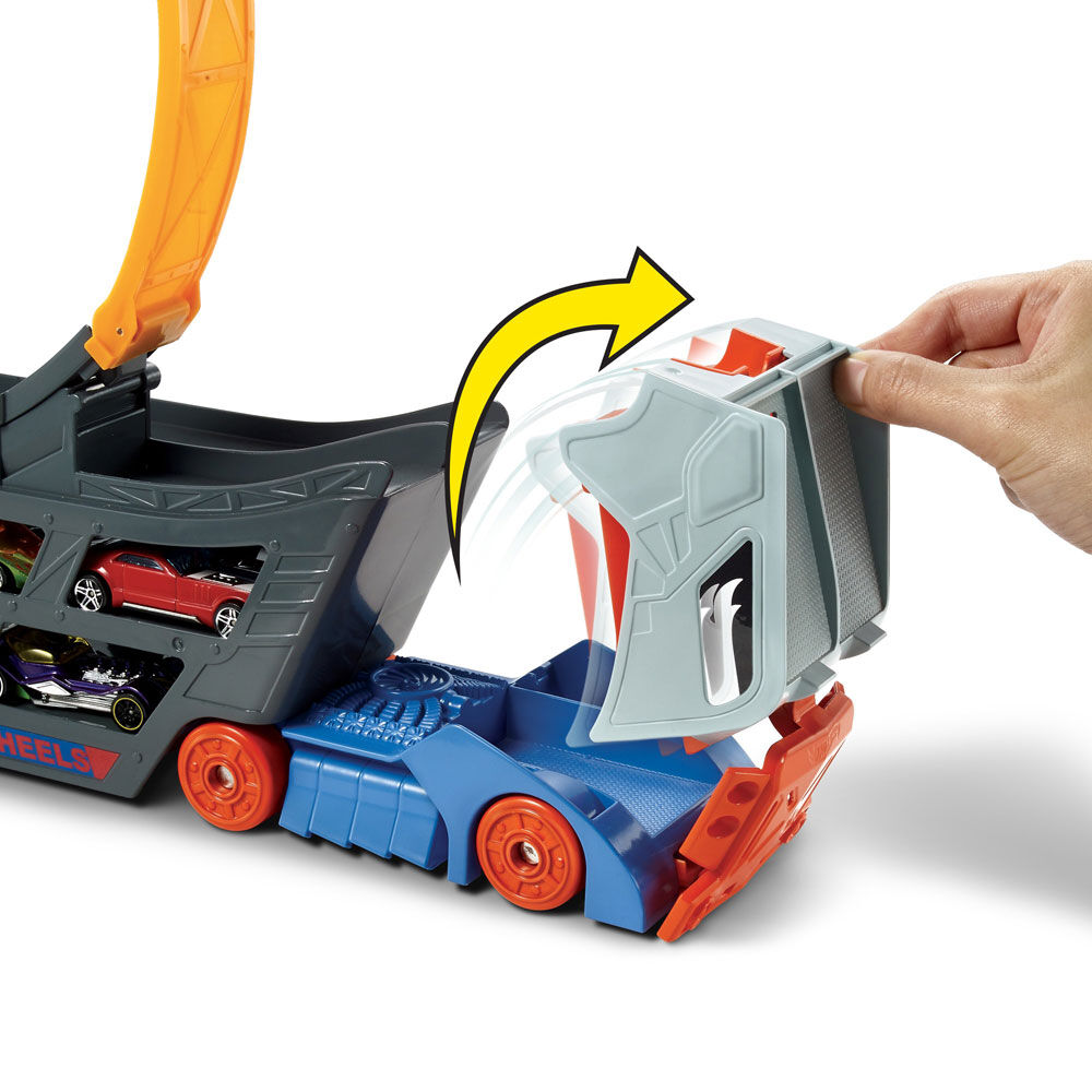 hot wheels stunt & go hauler with 10 vehicles
