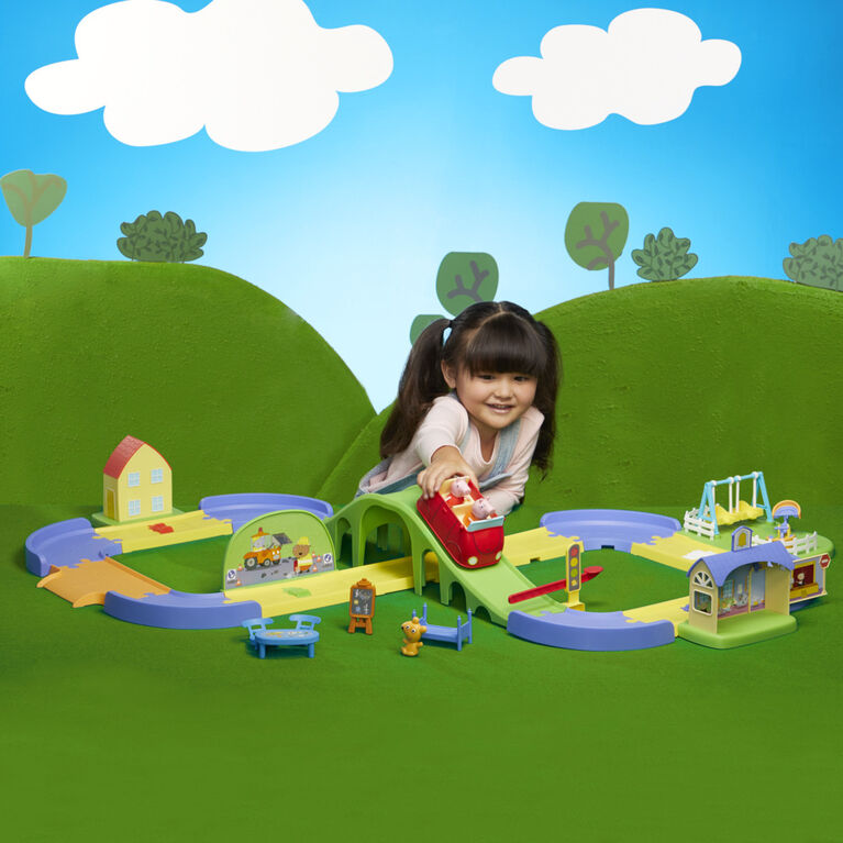 Peppa Pig All Around Peppa's Town Set with Adjustable Track; Includes Vehicle and 1 Figure (English)