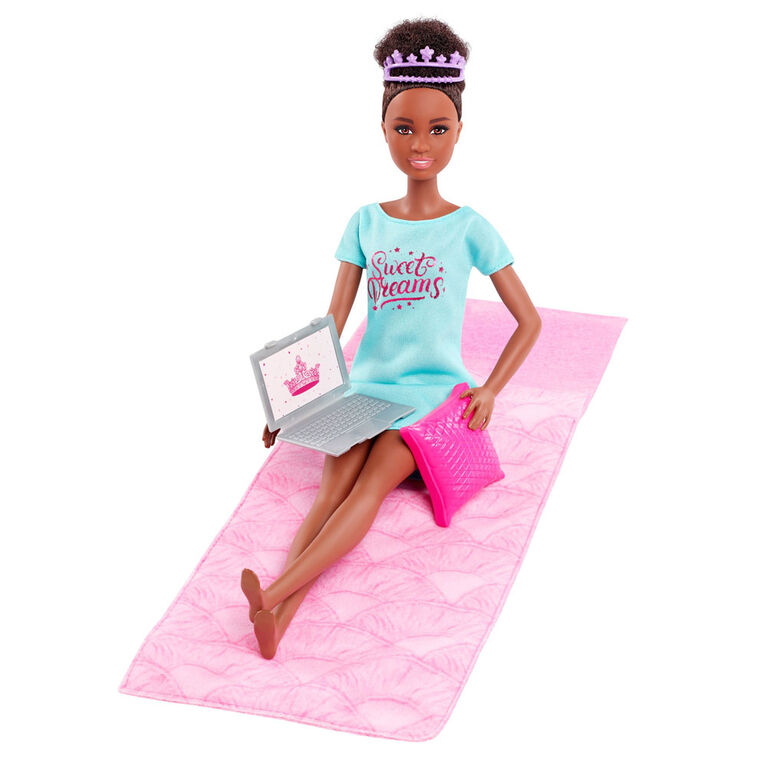 Coffret Barbie Princess Adventure avec 3 poupées Barbie et accessoires spécial soirée pyjama