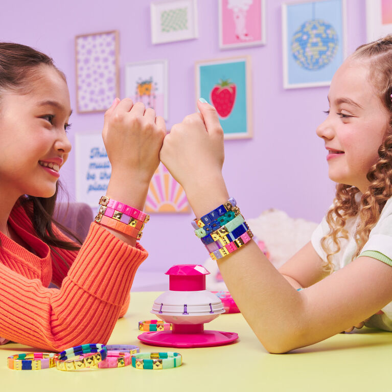 Cool Maker PopStyle Bracelet Maker, 170 superbes perles, 10 bracelets, rangement, coffret de fabrication de bracelets d'amitié, jouets d'art et de loisirs créatifs