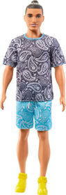 Barbie Fashionistas Poupée Ken, cheveux bruns, tenue Paisley