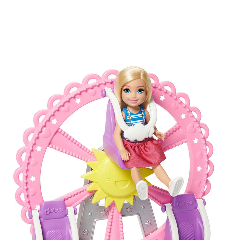 Coffret Barbie Club Chelsea spécial fête foraine avec poupée de 15 cm, tenue et accessoires, grande roue, auto-tamponneuses, chiot et plus encore