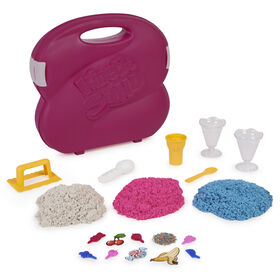Kinetic Sand Scents, Coffret Stand de crème glacée, 680 g de sable à modeler (rose, blanc et bleu parfumé), boîte de rangement réutilisable, 6 outils et moules, jouets sensoriels pour enfants à partir de 3 ans