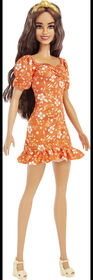 Poup&eacute;e Barbie Fashionistas n&deg;182, Bandeau, Robe Orange &agrave; Fleurs Volant&eacute;e, Chaussures &agrave; Talons